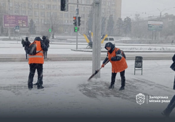 Запорізьку область накрило снігом - понад 500 комунальників вийшли на розчищення