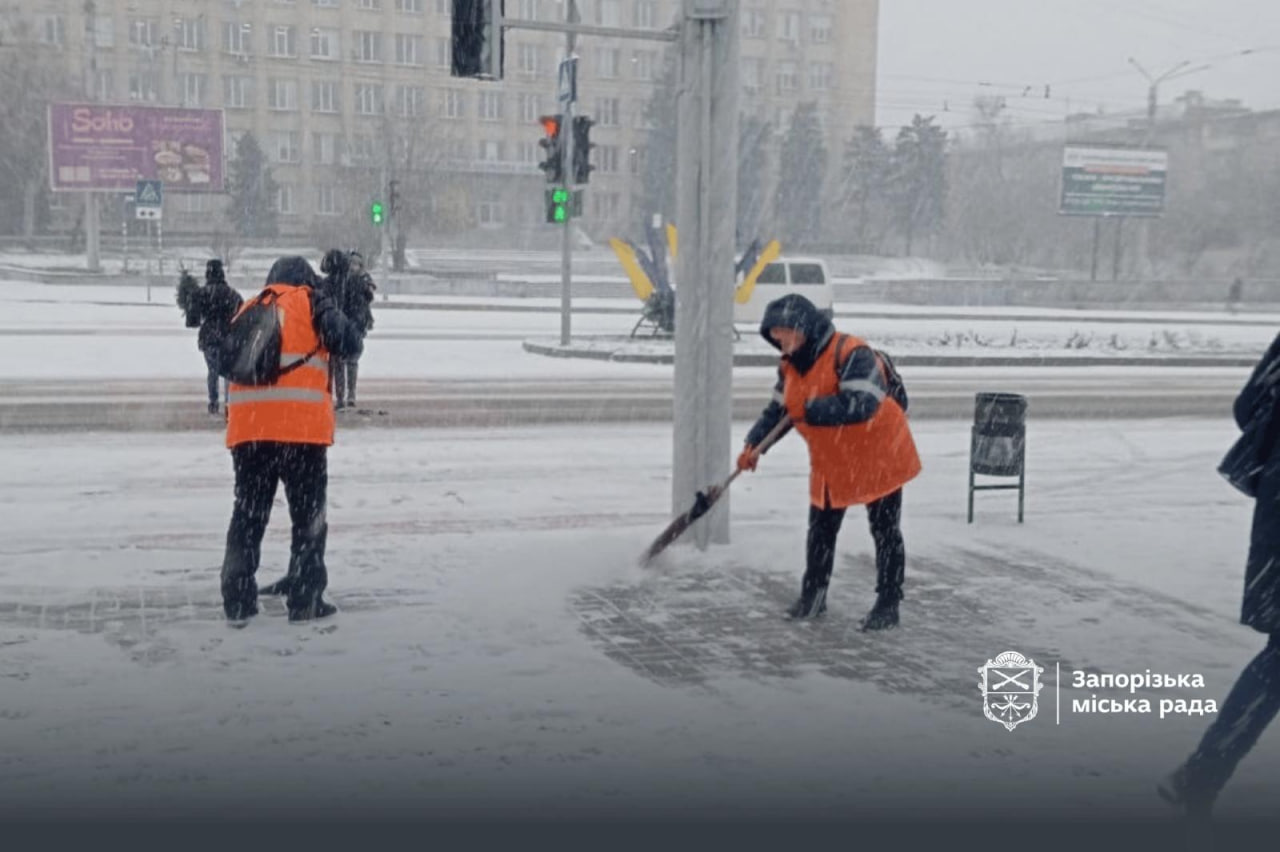 Запорізьку область накрило снігом - понад 500 комунальників вийшли на розчищення
